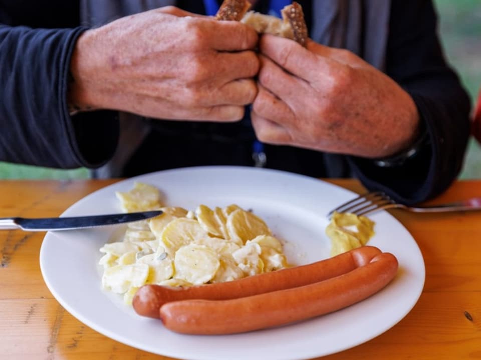 Zmittag Wurst und Kartoffelsalat