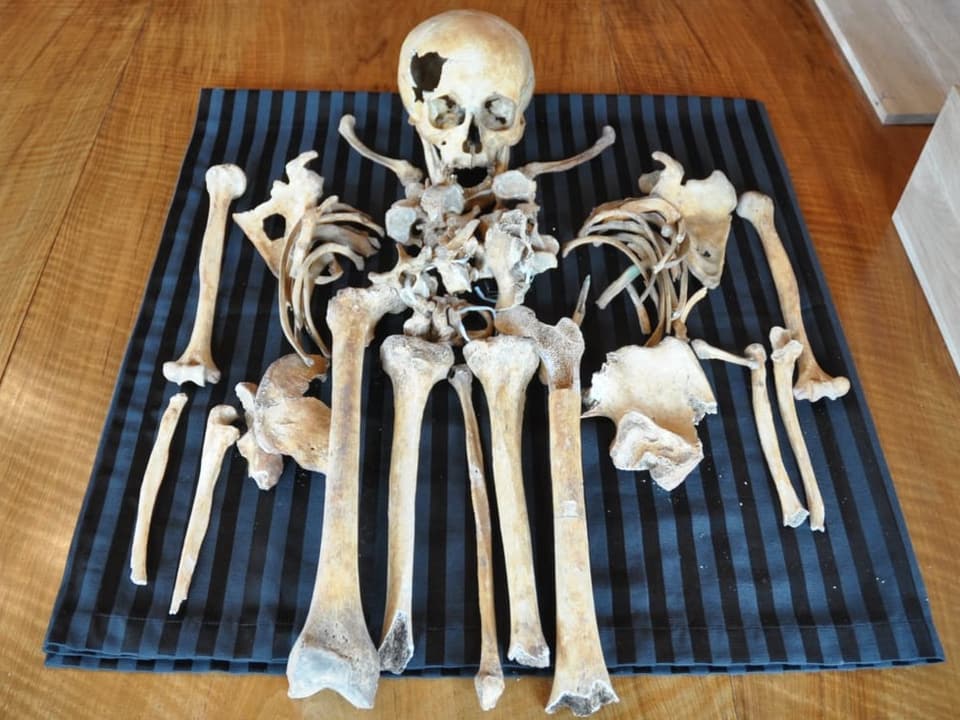 Das Skelett von Anna Lavater liegt auf einer Decke am Boden.