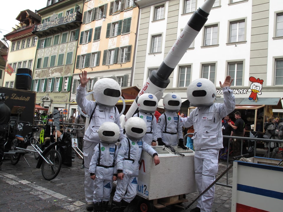 Astronautengruppe am Kinderumzug der Luzerner Fasnacht 2017