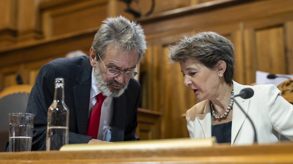 SP-Ständerat Roberto Zanetti (links) diskutiert mit Bundesrätin Simonetta Sommaruga über die Gletscher-Initiative.