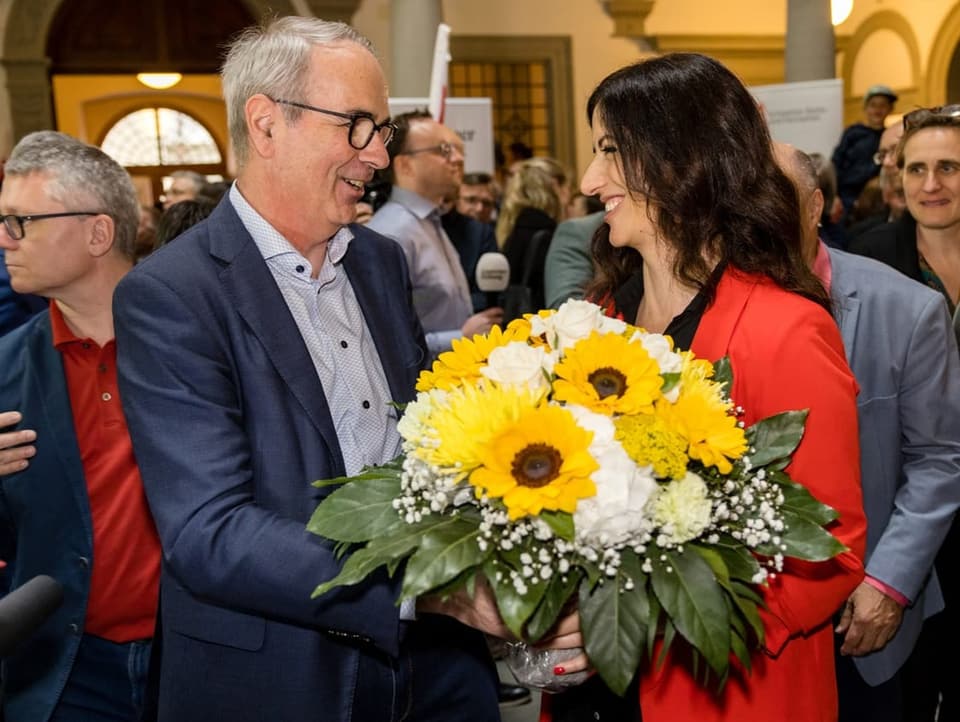 Stadtpräsident und Parteikollege Beat Züsli gratulierte Ylfete Fanaj.