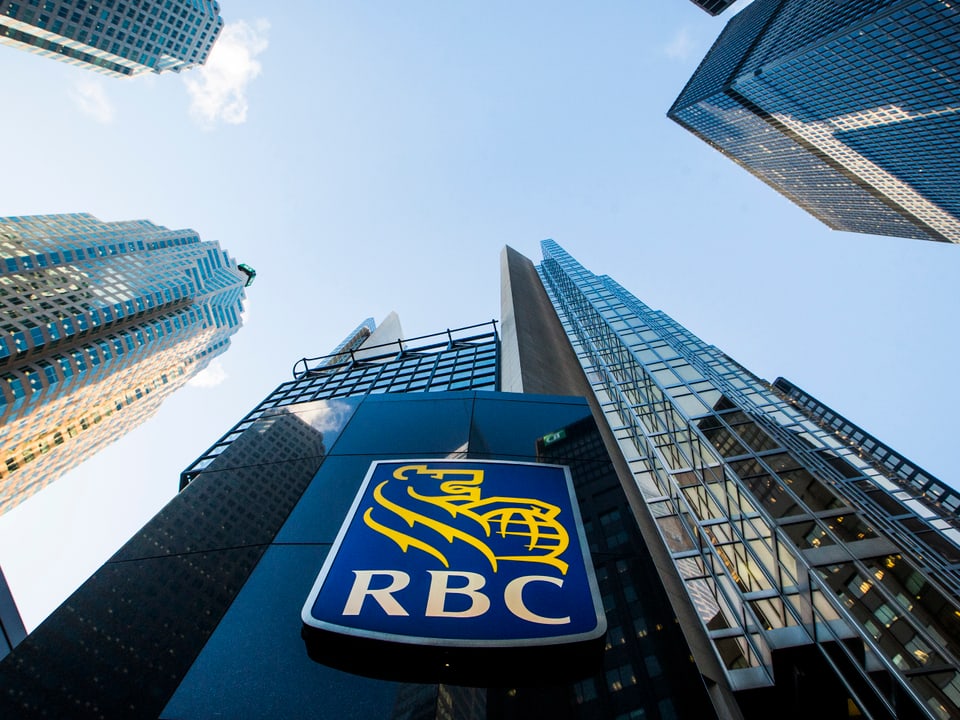 Logo der Royal Bank of Canada vor einer Skyline.
