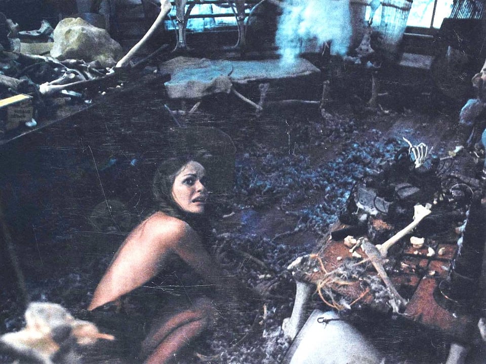 Eine junge Frau kriecht auf einem dreckigen Boden.