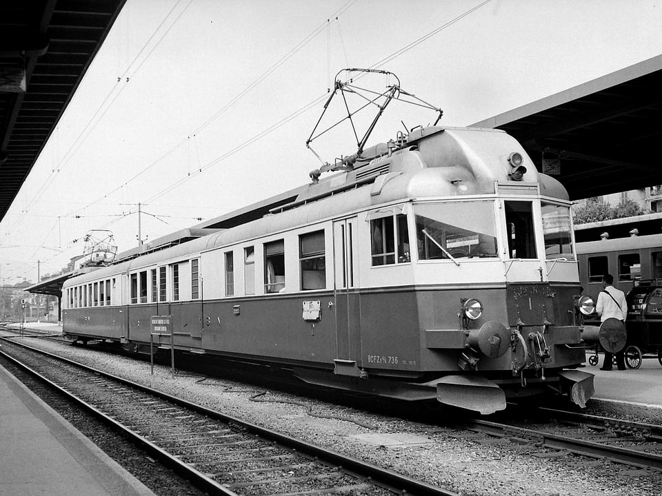 Während Jahrzehnten ein vertrautes Bild: Der «Blaue Pfeil» im Bahnhof Neuenburg.