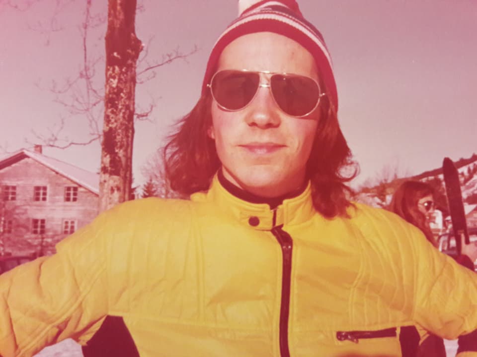 Ein Mann in einem gelben Skidress.
