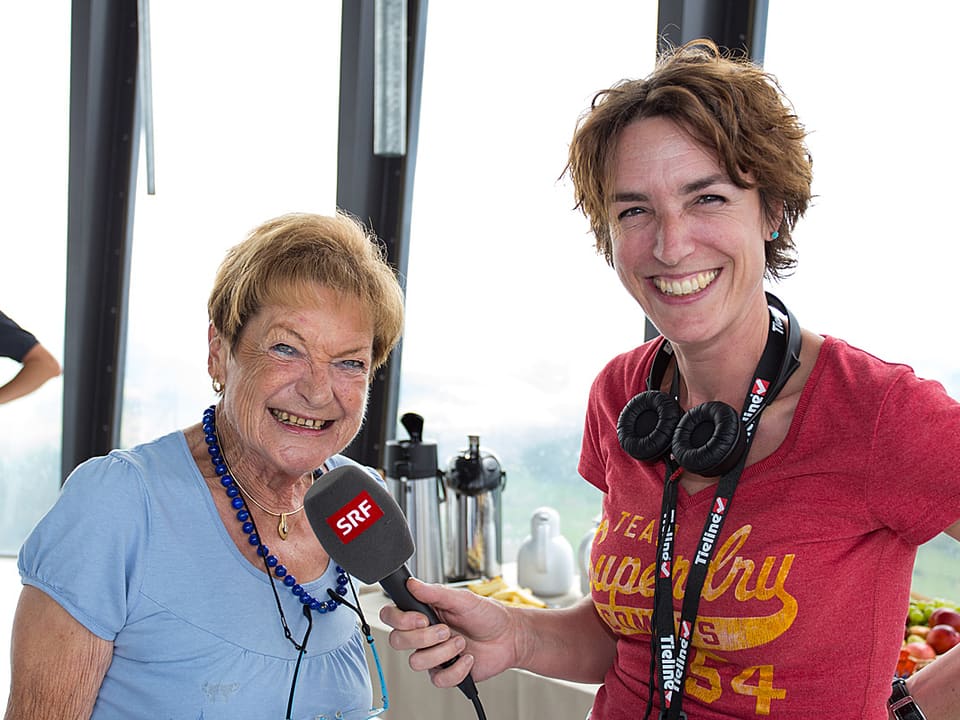 Ruth Nyfenegger im Gespräch mit Joëlle Beeler. Beide lachen.