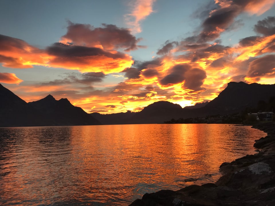 Traumhafte Föhnstimmung über dem Vierwaldstättersee bei Buochs / NW