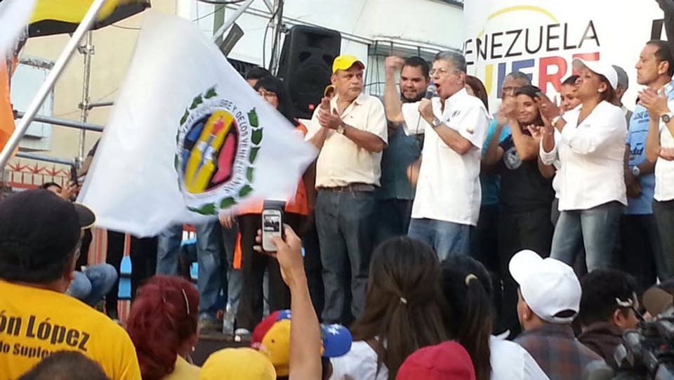 Die Accion Democrática bei einer Kundgebung (am Mikrophon: Ramos, Generalsekretär der Partei).