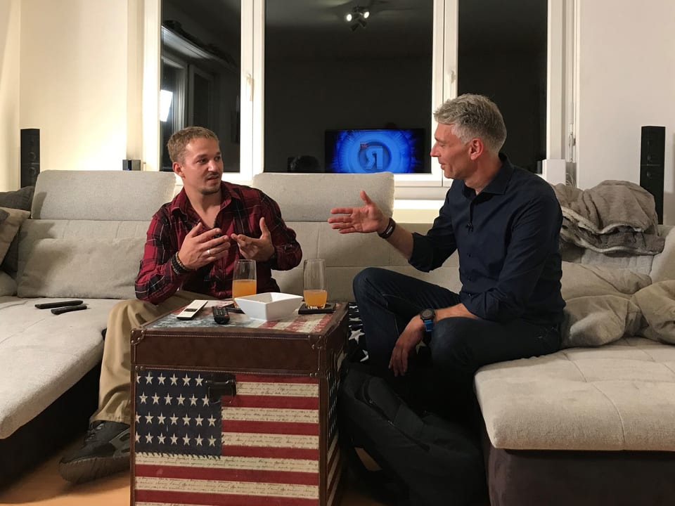 «Wir haben die ‹Rundschau› gleich zwei Mal angeschaut, weil wir so viel miteinander zu besprechen hatten», sagt Sandro Brotz (r.). «Basil Bertschmann war sehr interessiert an unseren Abläufen, der Themenfindung und der Gästeauswahl. Es gab viel Lob, aber er hat mir auch einige Anregungen mit auf den Weg gegeben.» 