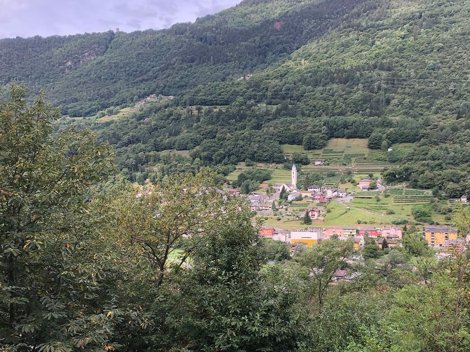 Blick aus der Höhe auf ein Bergdorf.