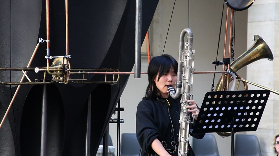 Shuyue Zhao mit Klarinette und Feedbackrohren