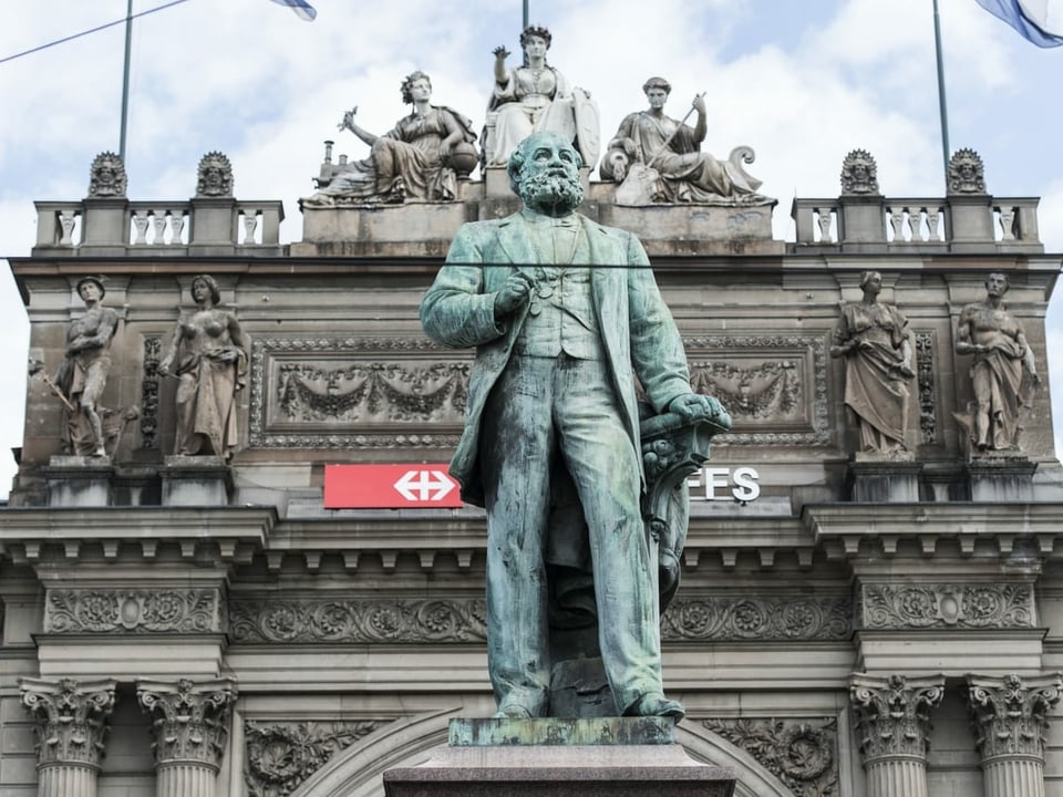 Die Statue von Alfred Escher vor dem Zürcher Hauptbahnhof
