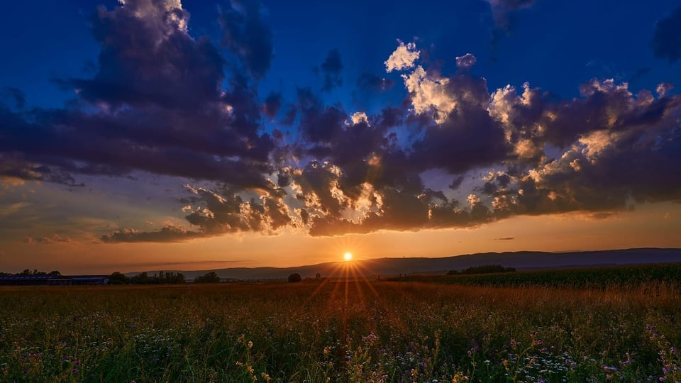 Sonnenuntergang mit einigen Wolken.