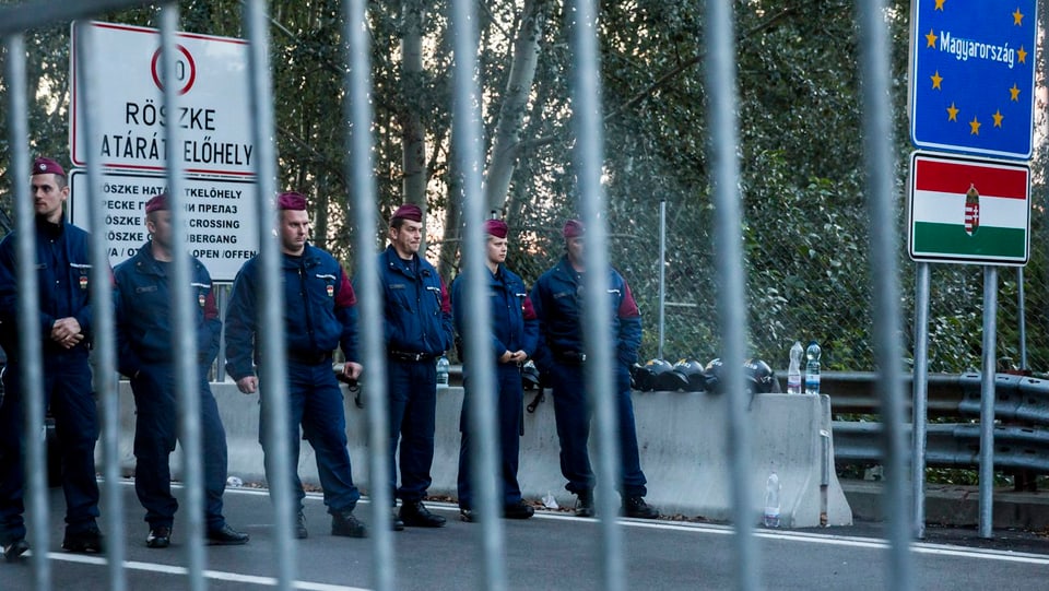 Zwischen Horgos und Röszke sind Polizisten positioniert, um die Grenze zu sichern.