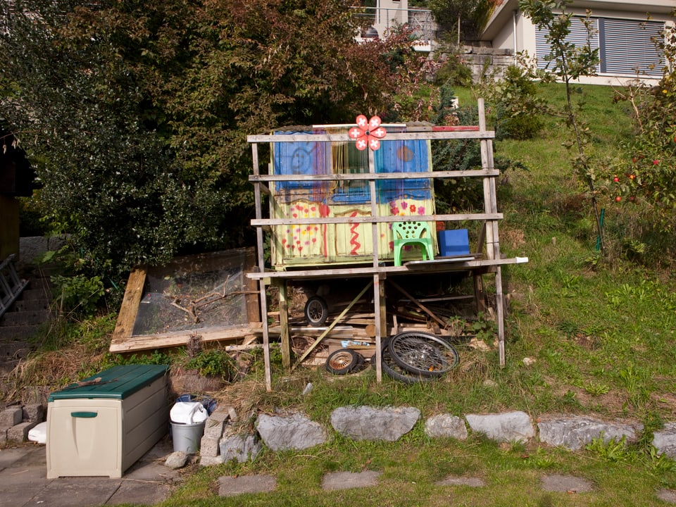 Im Garten eine Hütte aus Holz, wo die Kinder spielen können.