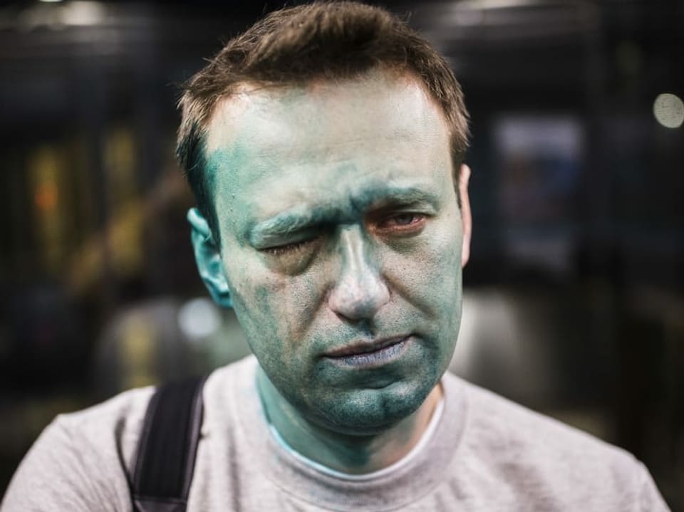 Alexej Navalny mit grünem Gesicht und einem geschwollenen Auge.