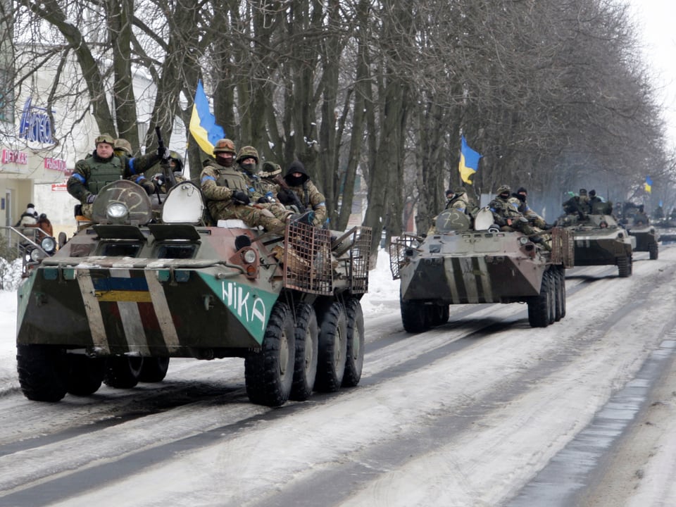 In der Stadt Wolnowacha patrouillieren ukrainische Panzer. 