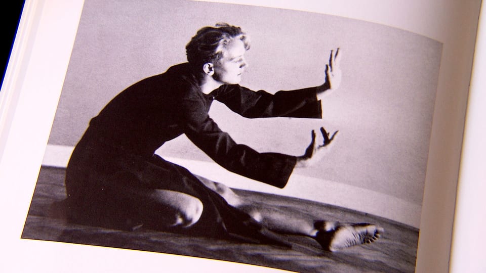 Tänzer und Choreograph Sigurd Leeder tanzt.