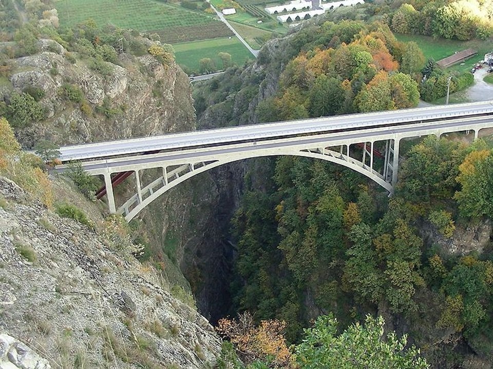 Der Pont du Gueuroz zwischen Martigny und Salvan im Wallis überspannt mit 168 Metern Länge die Trient-Schlucht.