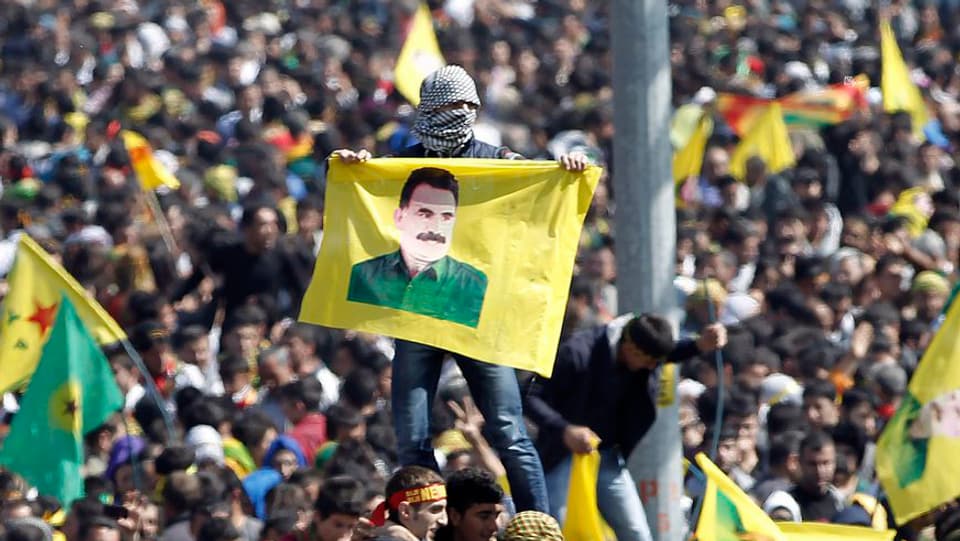 Zehntausende Kurden verfolgen in Diyanbakir, wie Öcalans Erklärung verlesen wird. 