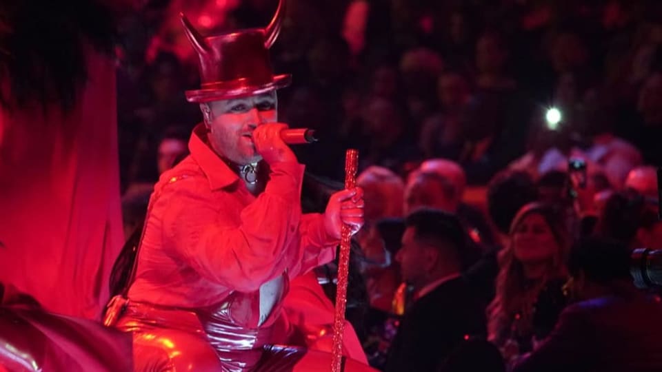 Sam Smith performt mit Teufelshut an den Grammys 2023