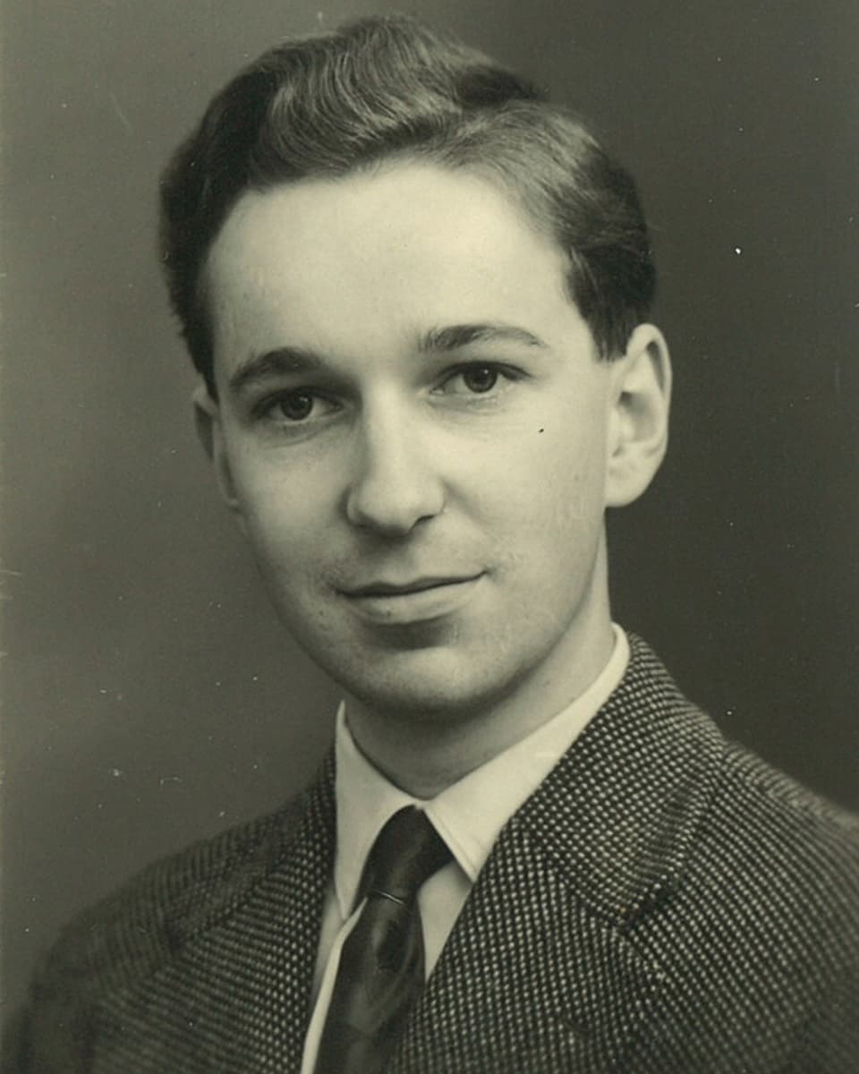 Schwarz-Weiss-Fotografie von einem jungen Mann mit Hemd, Krawatte und Weste.