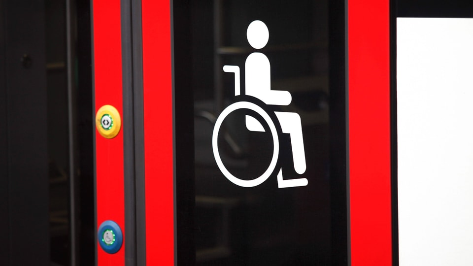 Rollstuhl-Symbol auf Bus-Türe.