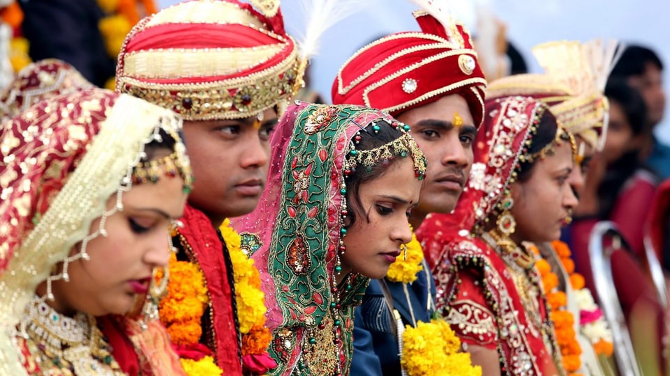 Farbig gekleidete indische Männer und Frauen.