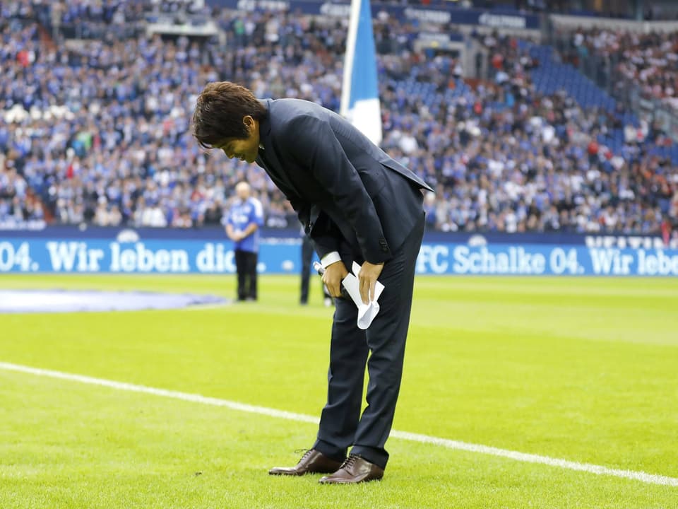 Atsuto Uchida wird von den Schalker Fans verabschiedet.