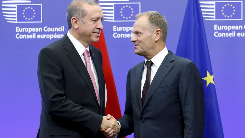 Der türkische Präsident Erdogan und EU-Ratspräsident Donald Tusk schütteln sich in Brüssel nach de, Flüchtlingsgipfel die Hand. (reuters)