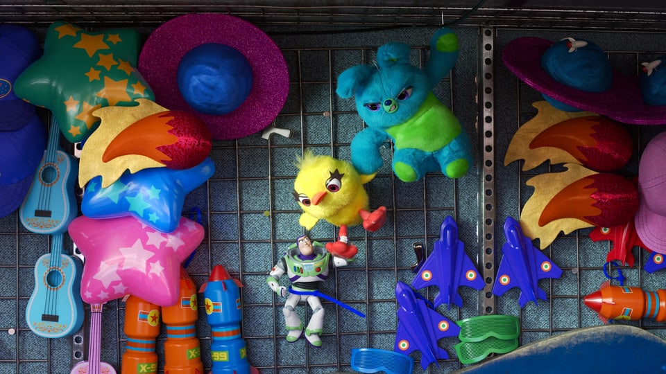 Animierte Spielzeug Figuren an einer Wand. 