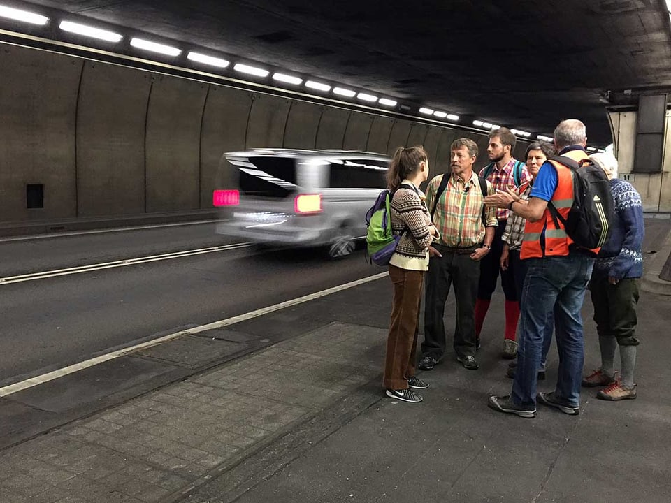 Eine Gruppe von Menschen steht im Tunnel.