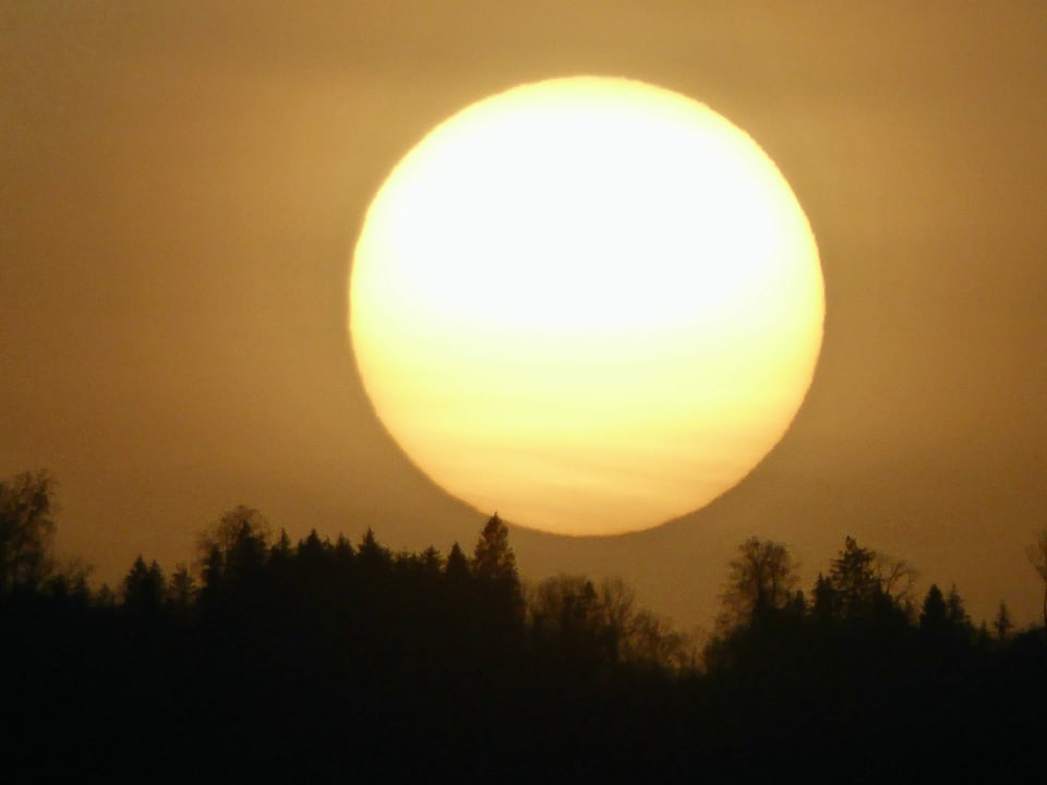 Küsnacht/ZH Grosse, gelbe Sonnenscheibe