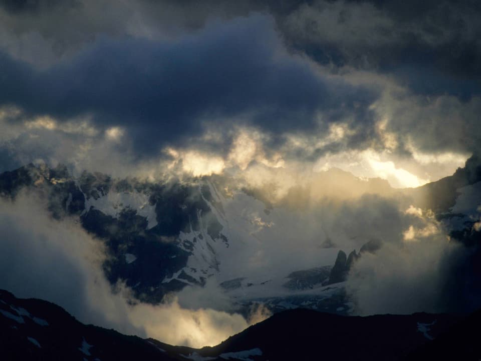 Ein Bild von Wolken über den Alpen von Jean Odermatt.