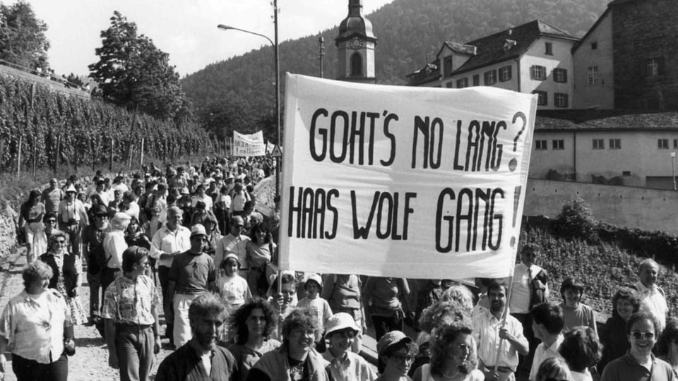 Gläubige protestieren 1990 in Chur gegen den konservativen Bischof Wolfgang Haas.