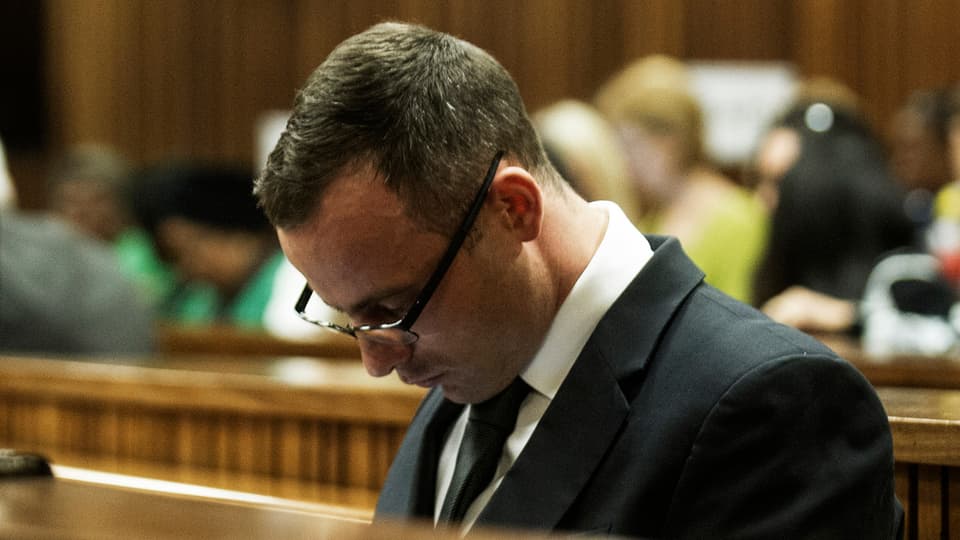 Pistorius sitzt vornübergebeugt auf der Anklagebank.