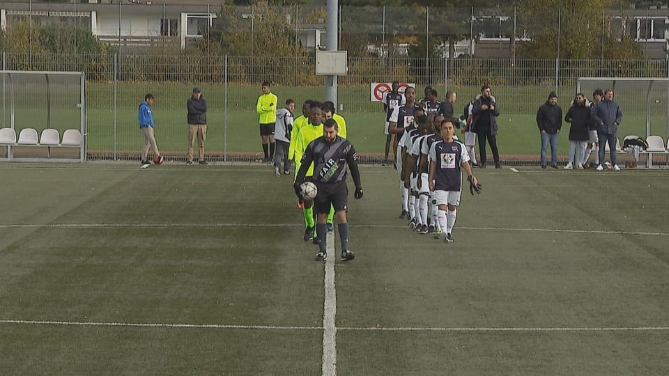 Fussballspieler laufen zum Mittelpunkt.