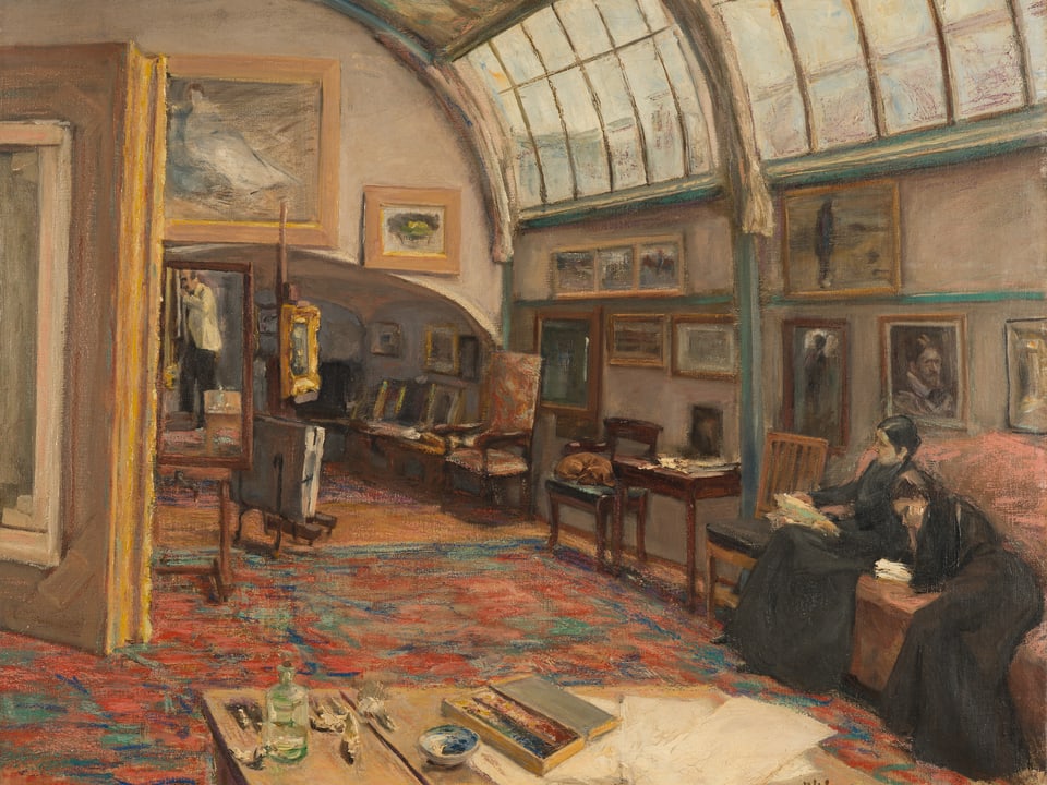 Ein Gemälde zeigt ein elegantes Atelier mit geschwungenen Fenstern und zwei elegant in schwarz gekleideten Frauen auf einem Sofa.