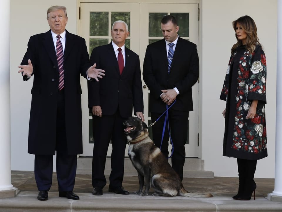 Trump, Pence ein nicht identifizierter Mann, der den Hund an der Leine hält, und Melania Trump präsentieren den Hund.