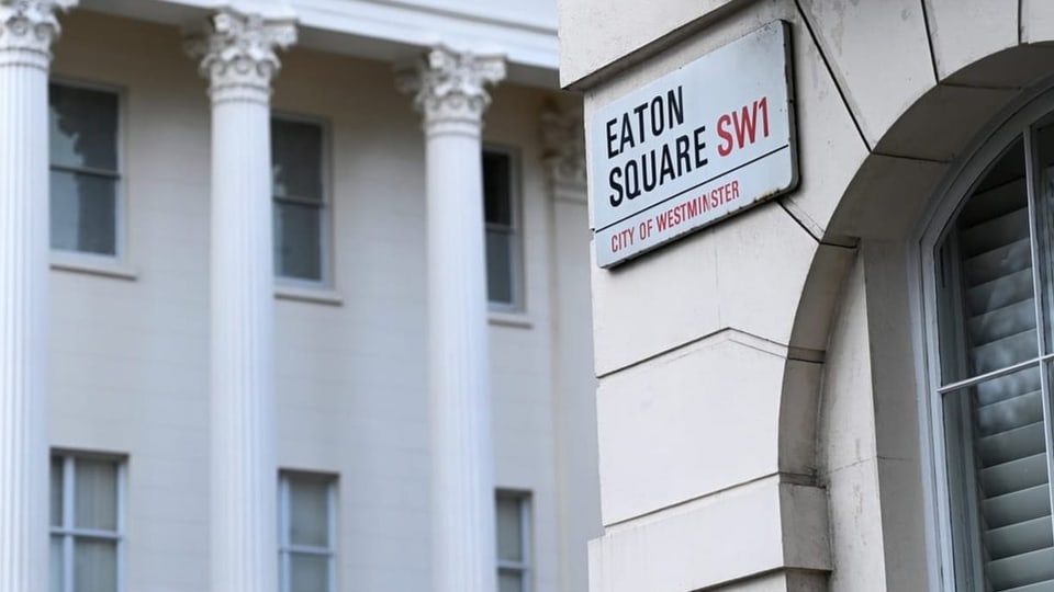 Strassenecke mit weissen Häusern mit Säulen und einem Schild: «Eaton Square»