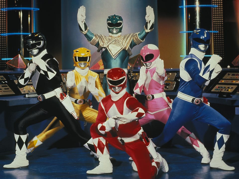 Altes Bild, das die fünf Power Rangers in ihren Anzügen zeigt.