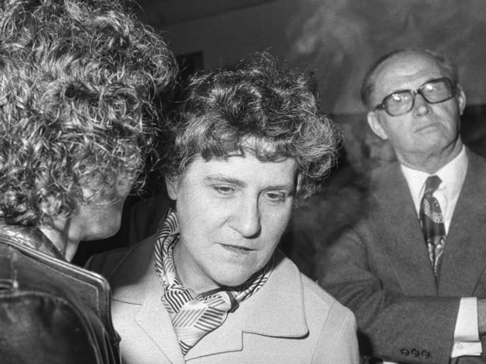 Der Zürcher Stadtpräesident Sigmund Widmer, rechts, und die Stadträtin Emilie Lieberherr, Mitte, nehmen am 4. Juni 1980 an einer Vollversammlung im Volkshaus Zürich teil.