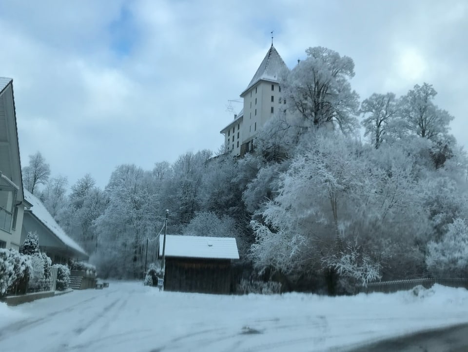 Das verschneite Schloss in Sumiswald.
