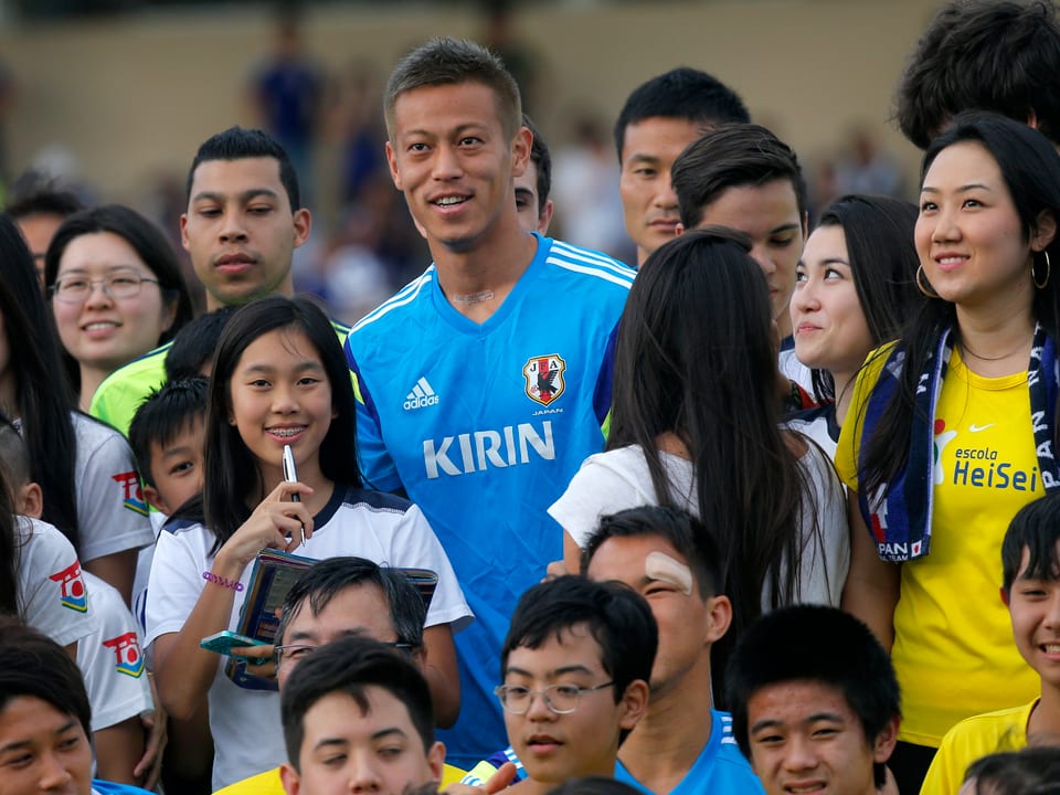 Mittelfeld-Star Keisuke Honda inmitten japanischer Fans