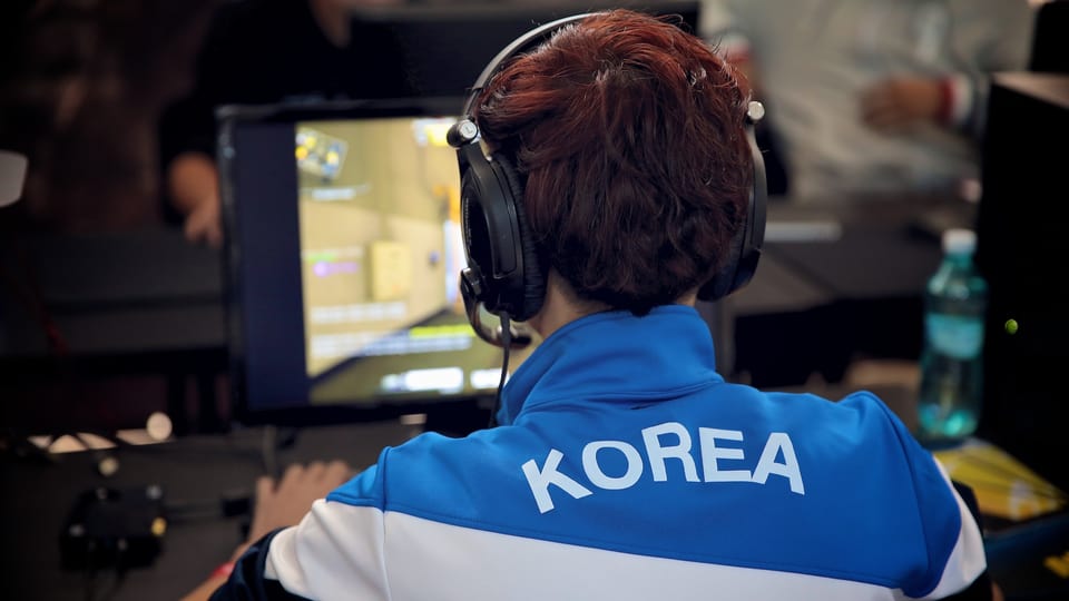 Ein Athlet aus Korea vor seinem Monitor.