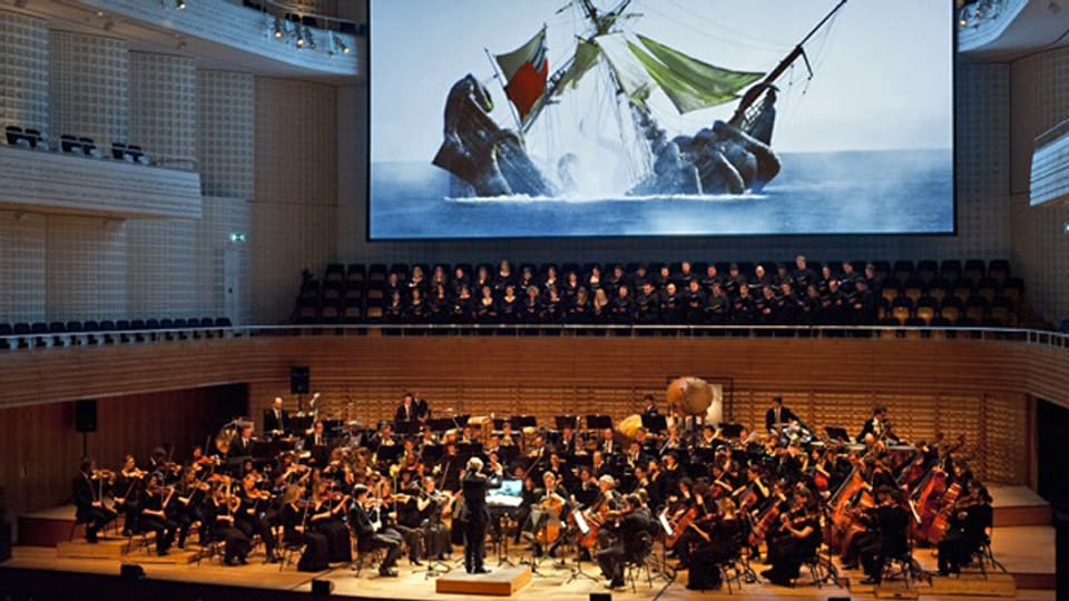 Im Luzerner KKL läuft der Film «Pirates of the Caribbean 2» auf einer Grossleinwand, dazu spielt das 21st Century Symphony Orchestra.