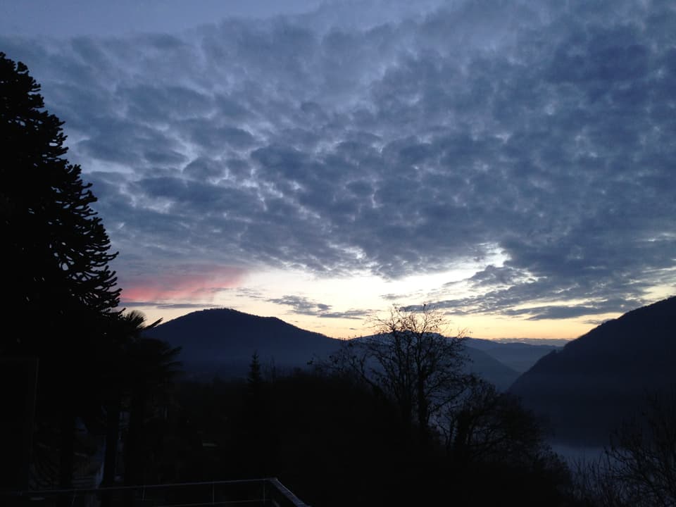 Morgenstimmung mit einigen Wolken, am rechten unteren Bildrand ein Nebelfeld.