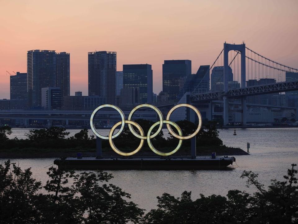Die olympischen Ringe in der Bay vor Tokio.