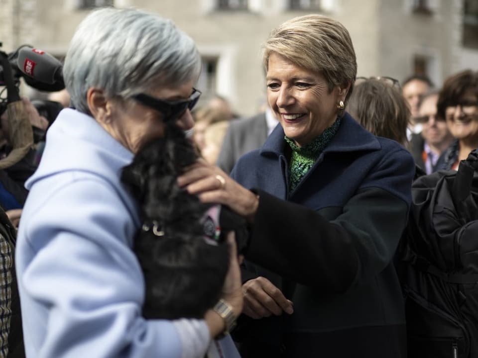 Karin Keller-Sutter streichelt einen Hund.