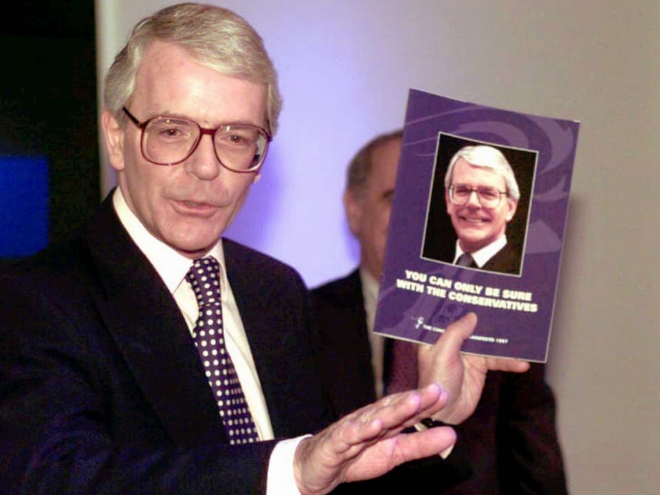 Zu sehen ist der ehemalige Premierminister John Major bei einem Wahlkampfauftritt 1997. 